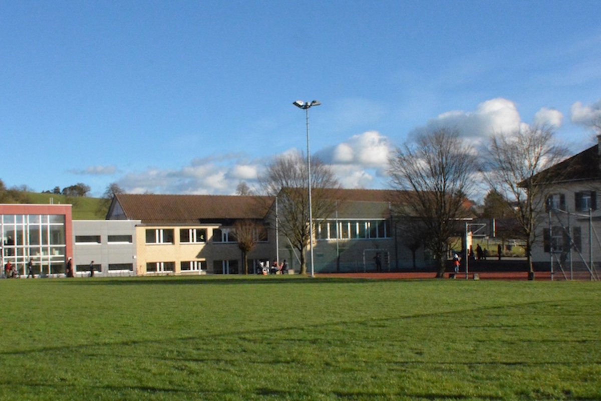 Im Schulhaus Resi in Rutschwil entstand der Streit unter den Schülern – und hier traf sich die Schulgemeinde am Donnerstag