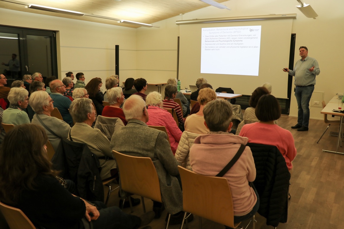 Fast 100 Personen besuchten den Fachvortrag von Robert Koch und lauschten gespannt dessen Ausführungen zum Thema «Demenz». Im Anschluss tauschten sich zudem einige Betroffene über das Leben mit an Demenz Erkrankten aus.