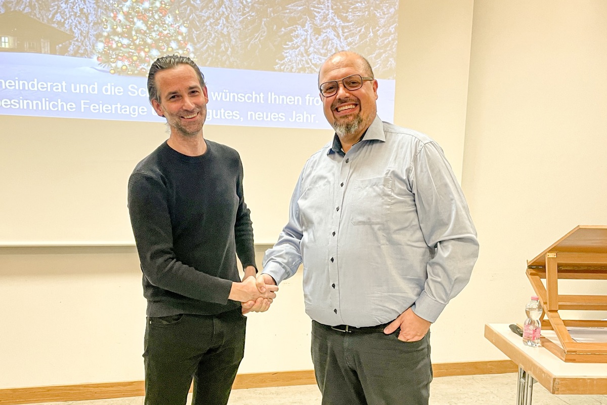 Es war eine angenehme Versammlung für die Behörde – und die letzte für den abtretenden Hochbauvorsteher Marc Vock (links). Gemeindepräsident Sandro Stelletti verabschiedete ihn per Handschlag.