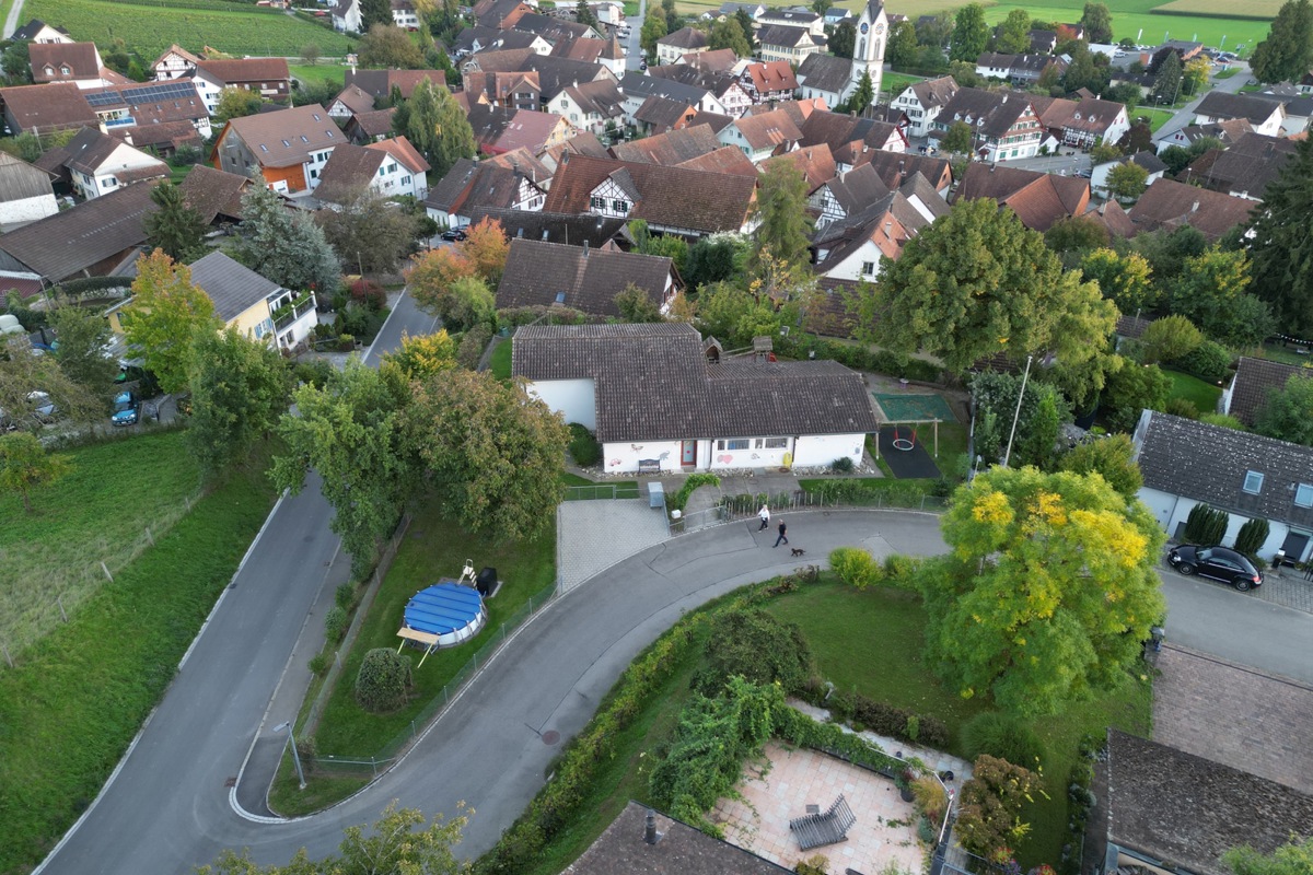 Der Kindergarten an der Nüsatzstrasse liegt heute leicht oberhalb des Dorfes in Richtung Guggere. 