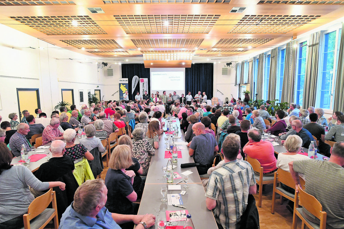 200 Leute lauschten dem Podium im Schwertsaal.