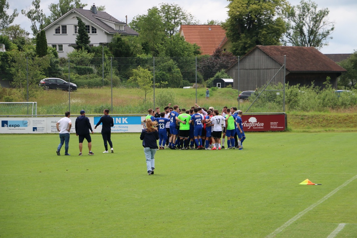 Die Marthaler Herren feierten mit ihren Gegnern der SV Schaffhausen den Klassenerhalt