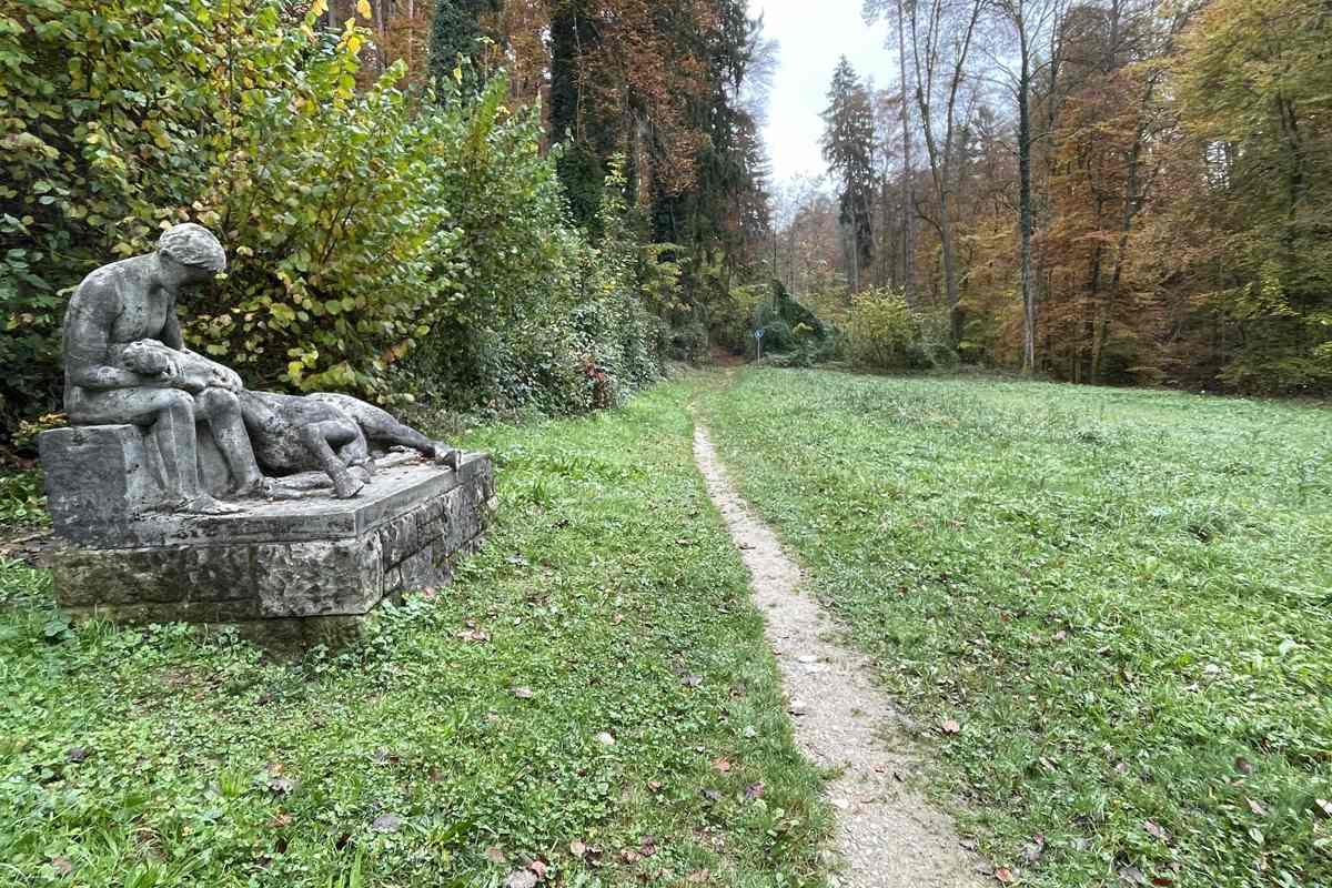 Für die Skulptur stand der Schlossgärtner Modell. Auf der Wiese gegenüber begrub Hans Bühler seine Pferde.