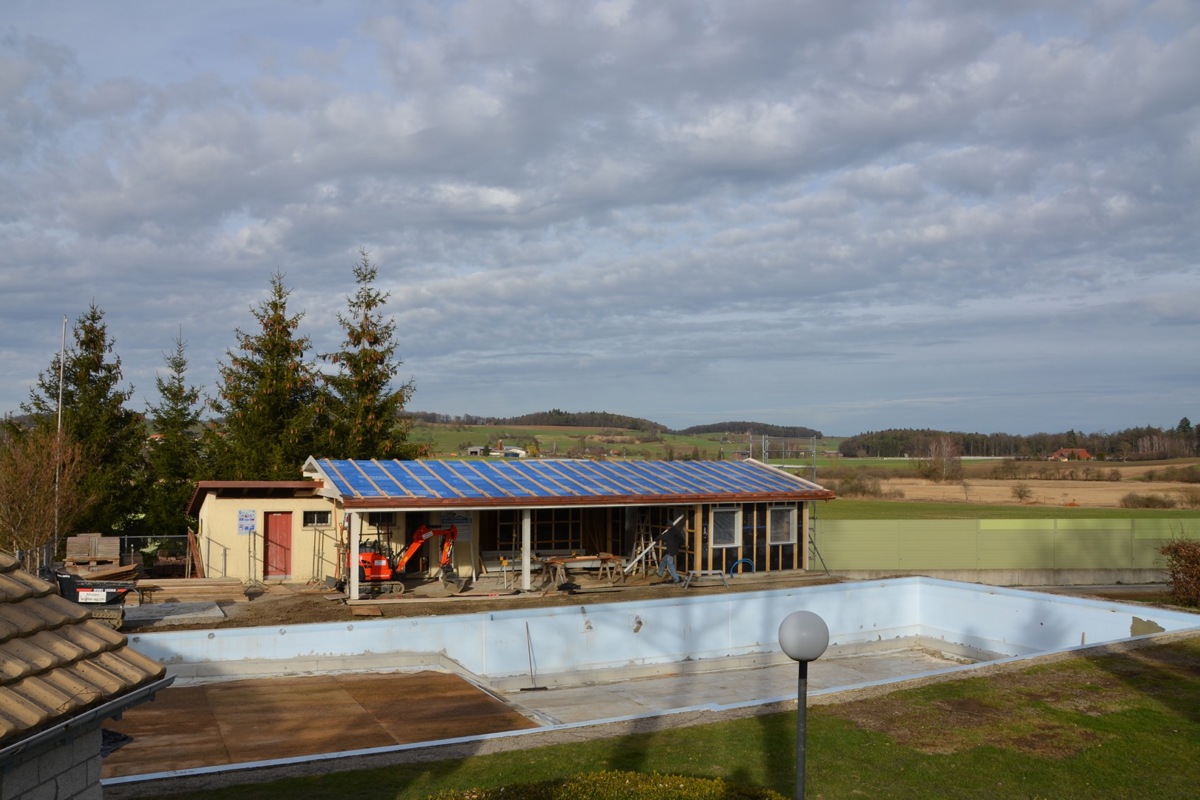 Ins Auge sticht das neue Kioskhäuschen der Badi in Oerlingen.