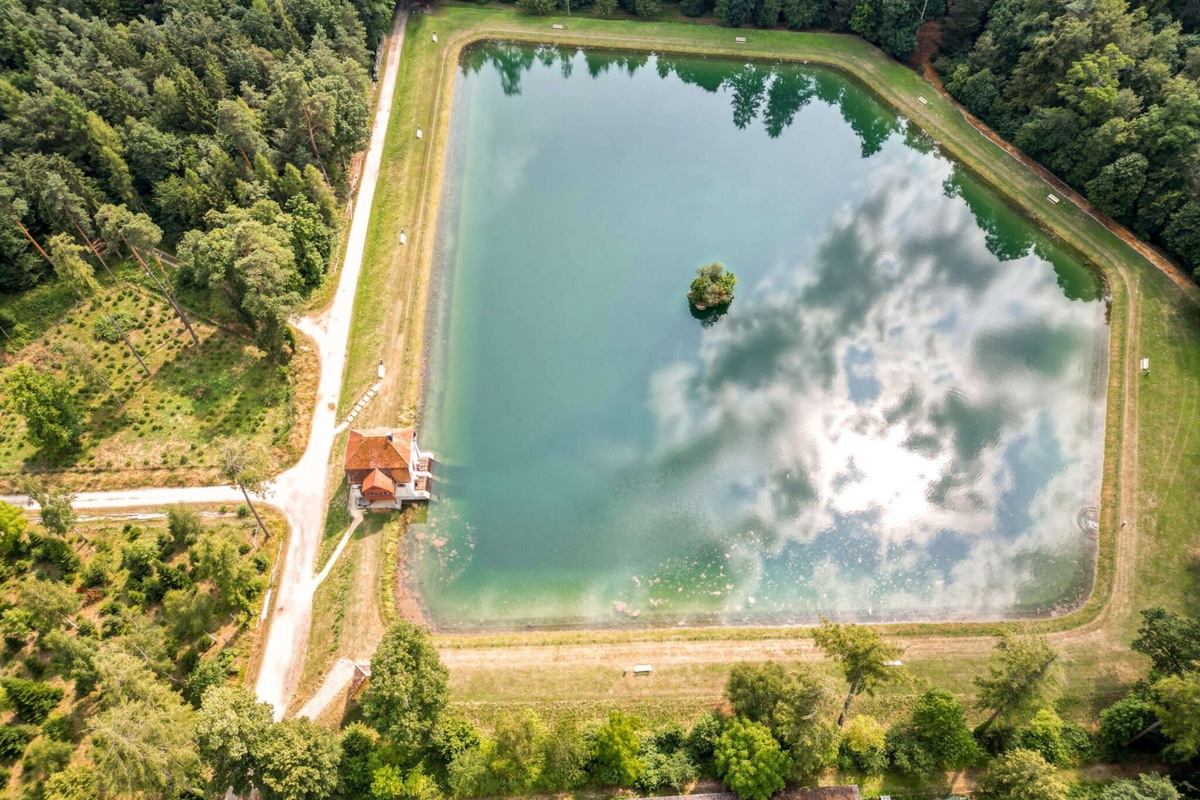 Mehr als eine hübsche Form: Der Engeweiher war 1907 das erste Pumpspeicherwerk der Schweiz.