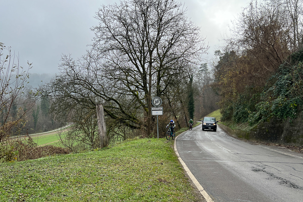 Der Radweg würde auf der linken Seite der Ortstafel die Böschung hochkommen – mit einer zeitweisen Steigung von 20 Prozent. Die beiden Schüler müssten also etwas kräftiger in die Pedale treten, wären aber vom Strassenverkehr getrennt.