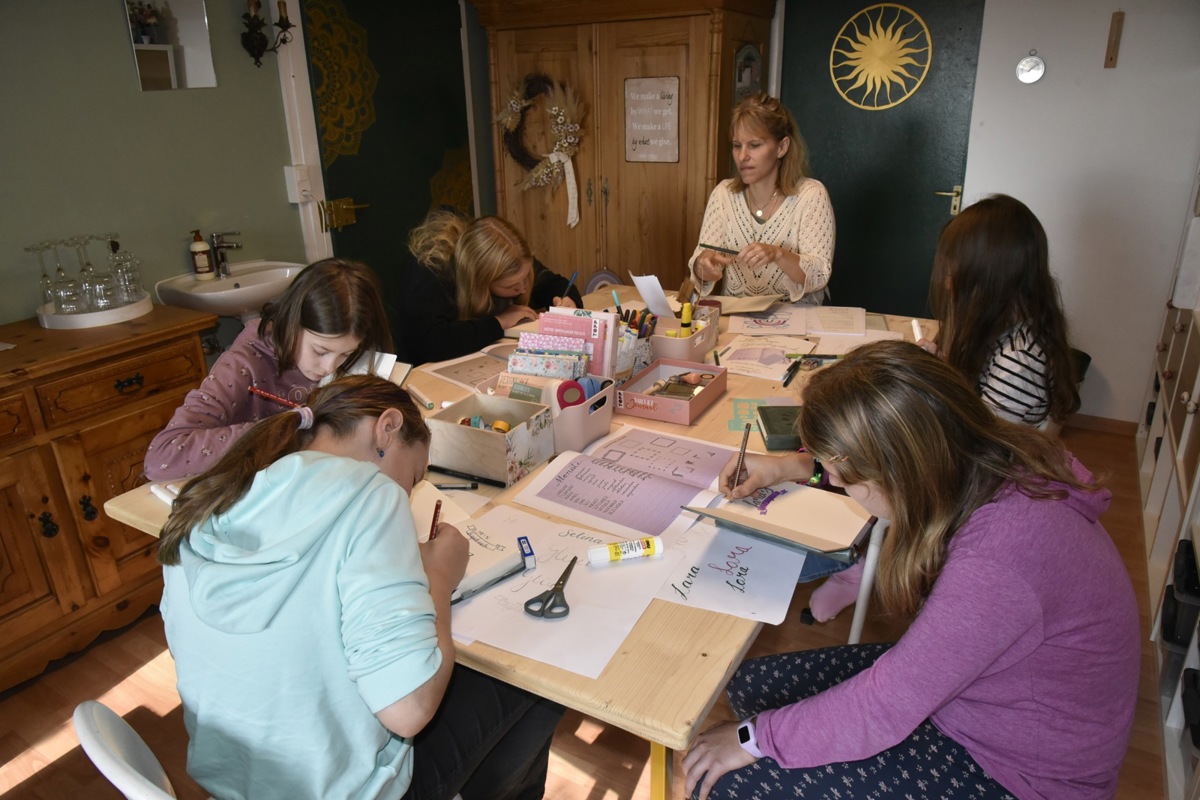 Unter der Anleitung von Virginia Wipf gestalteten die Mädchen ihre persönlichen Glückstagebücher.