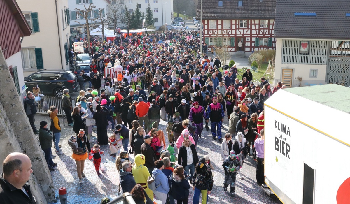 viele-leute-an-der-umzugstrecke-gehen-danach-auf-den-marktplatz-wo-auch-guggenkonzerte-statt-finden.jpg