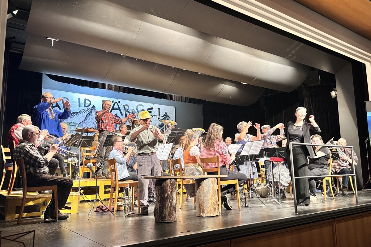 Die Musik und die fröhliche Stimmung auf der Bühne waren ansteckend. Die erste Abendunterhaltung unter der Leitung von Evelyne Peter kam beim Publikum gut an. 