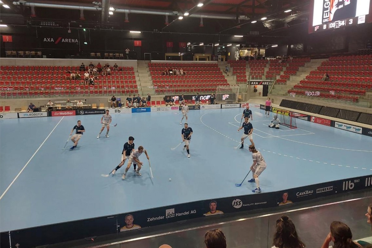Wo sonst der NLA-Club HC Rychenberg spielt, mass sich der UHC Wyland (blau) am Freitag mit Elgg.