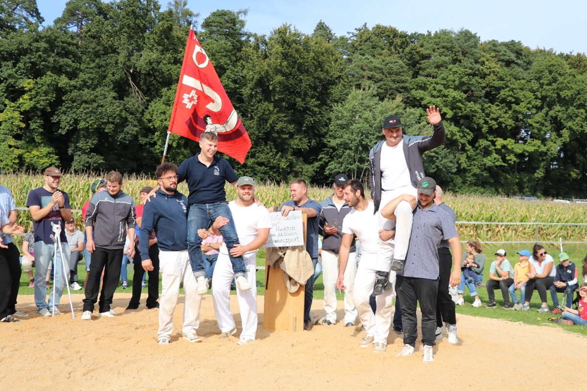 Am Klubschwinget in seiner Heimat Ossingen beendete Beda Arztmann seine Aktivkarriere mit dem Festsieg. Die Zwilchhose hängte er wortwörtlich an den Nagel (links im Bild).