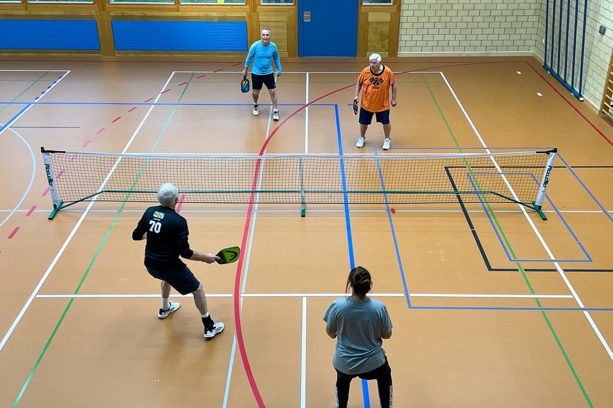 Mitglieder des Pickleball-Vereins in Hettlingen beim Spiel. Die «Küche» genannte Zone vor dem Netz darf nicht betreten werden