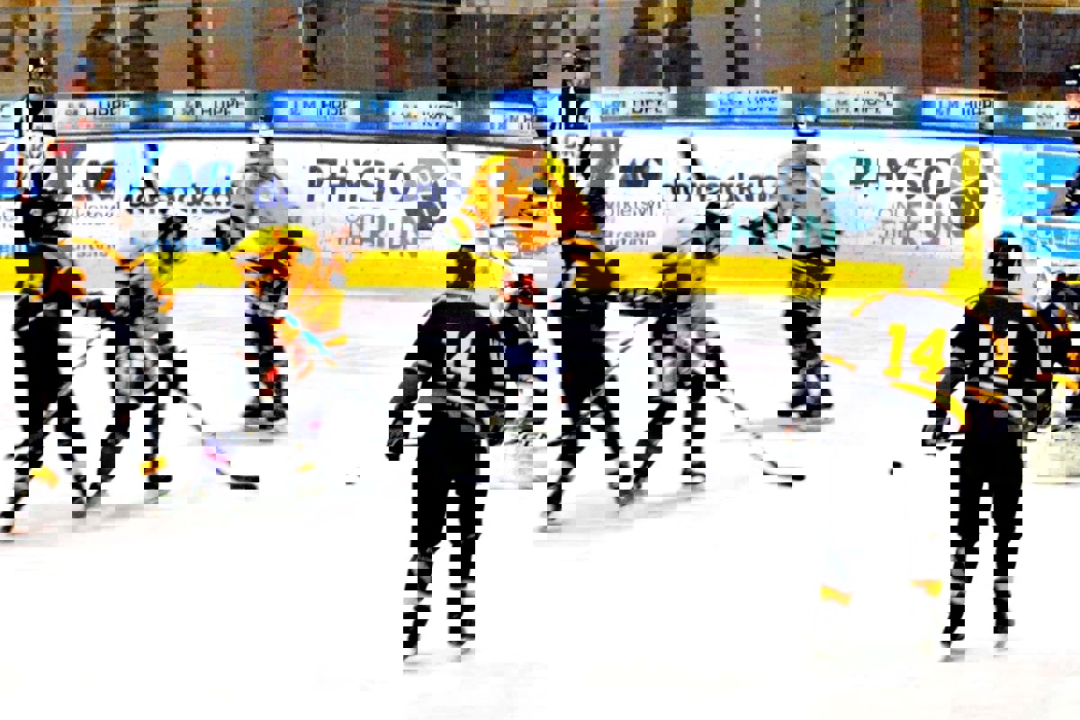 Dimitri Wey (2. von links) erhält das Zuspiel und trifft in der Folge zum 2:1. 