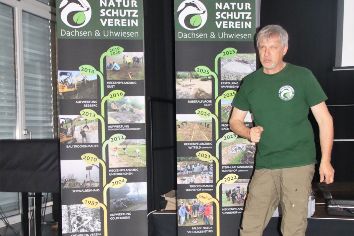 Dieter Baach präsentierte Infofahnen, die an die Aktivitäten des Naturschutzvereins seit 1987 erinnern.