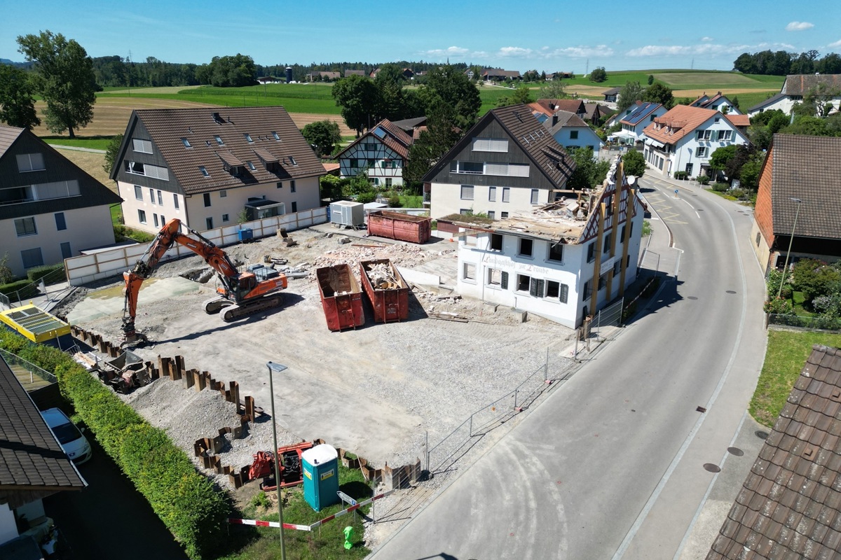 Das typische Dorfgasthaus aus dem frühen 19. Jahrhundert ist bereits ausgehöhlt.