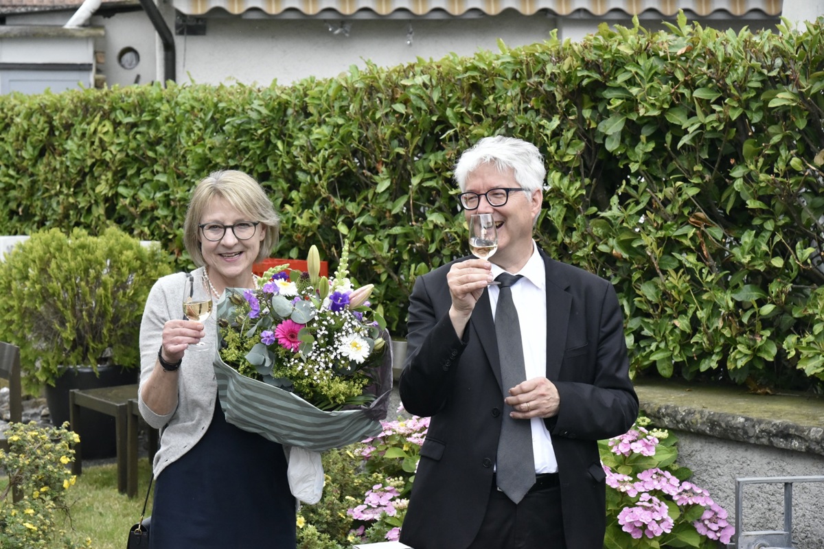 Ein Gläschen Wein zum Abschluss: Marianne und Hans Peter Werren stiessen mit mehreren Hundert Menschen auf die Pensionierung an.