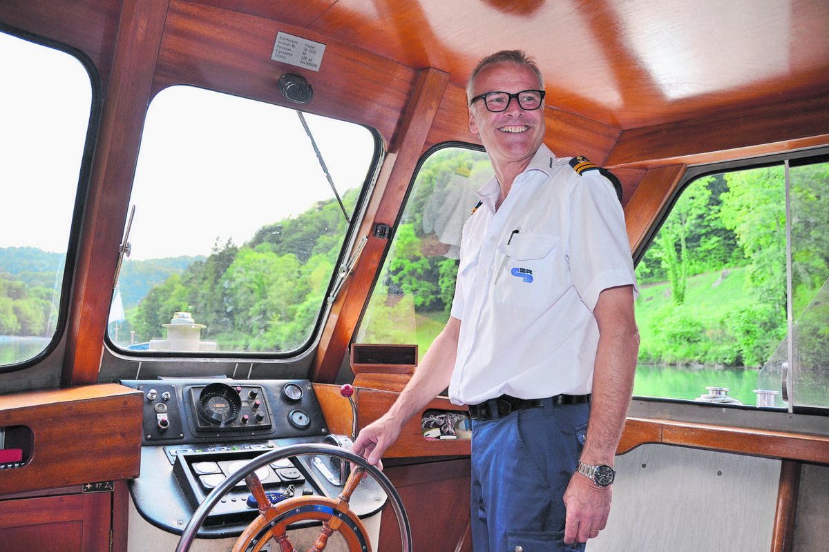 Während der warmen Jahreszeit arbeitet Thomas Häsler jeweils am Dienstagnachmittag als Kapitän auf dem Rhein zwischen Ellikon und Eglisau.