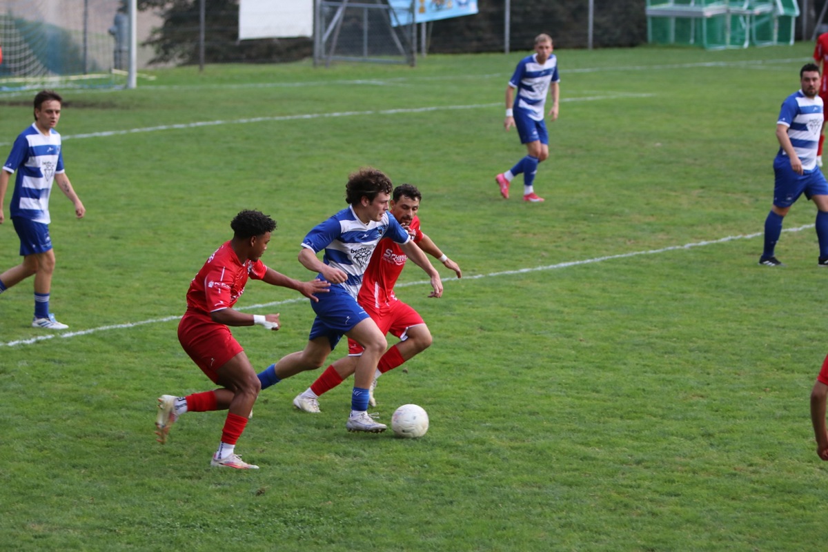 Cholfirst United (blau) rückt auf Rang zwei der 4. Liga vor und ist nun erster Verfolger des FC Stammheim.
