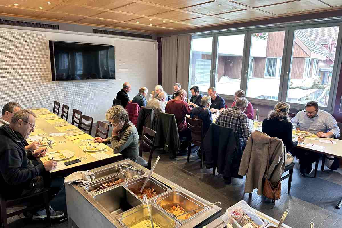 Hohe Konzentration legten die eingeladenen Testpersonen an den Tag. Die Kartoffeln stammten vom Biobetrieb von Heinz Höneisen (in der Bildmitte). 