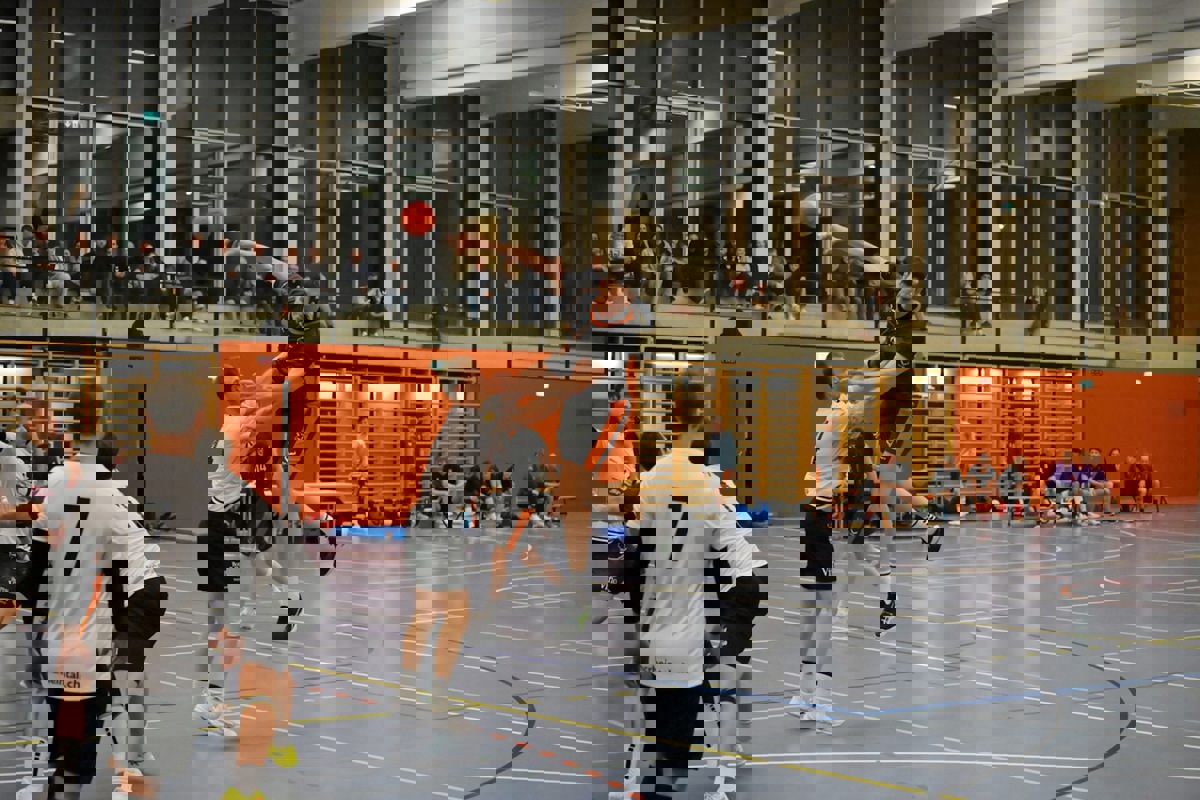 Der HC Andelfingen (dunkle Shirts) kämpft zu Hause um den Gruppensieg.