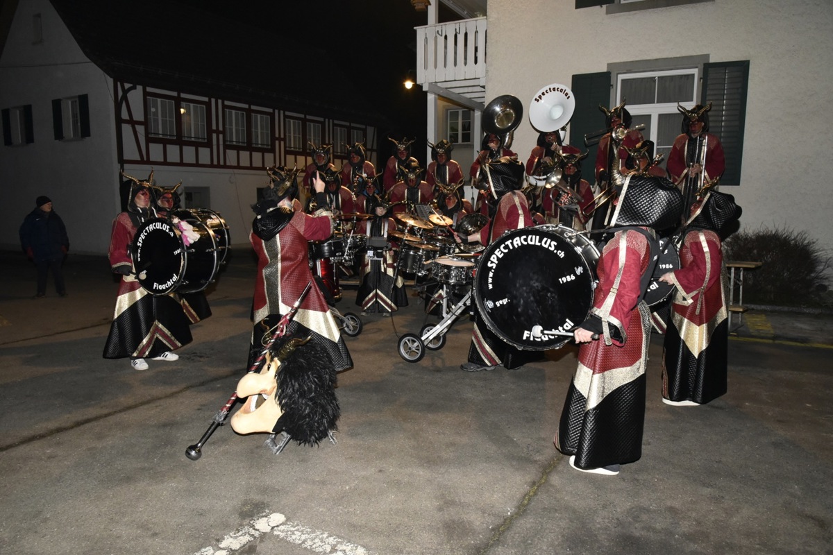 Sorgte für tolle Stimmung am Platzkonzert in Dorf: die Guggenmusik Spectaculus.