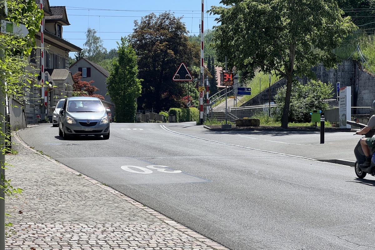 Leuchtet die Zahl am Kasten rot, ist das Tempo zu hoch, und das Gerät fordert Verkehrsteilnehmende auf, langsamer zu fahren. Bis 30 ist die Zahl grün.