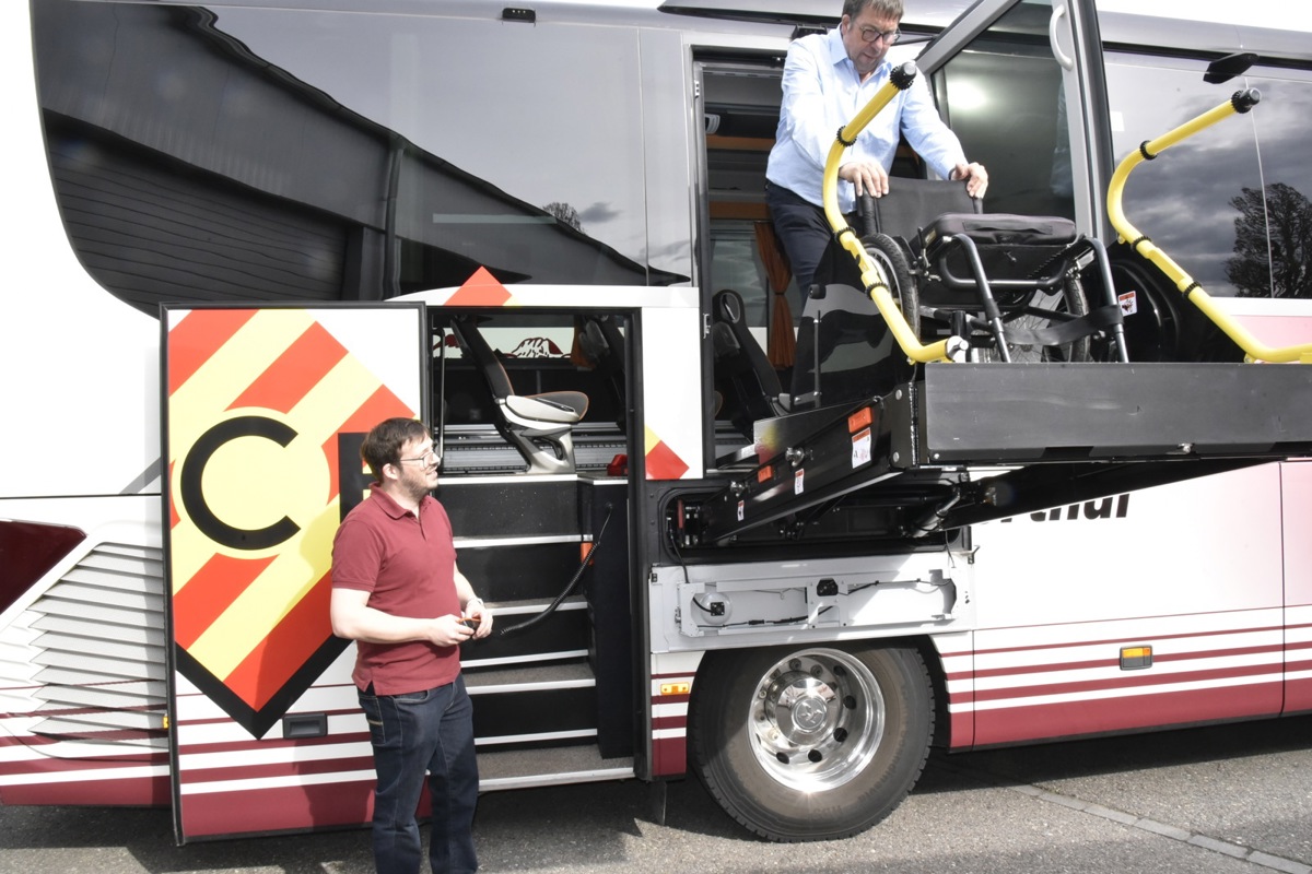 Richard Moser (oben) und Raphael Moser demonstrieren, wie die Hebebühne für  Rollstuhlfahrende funktioniert.