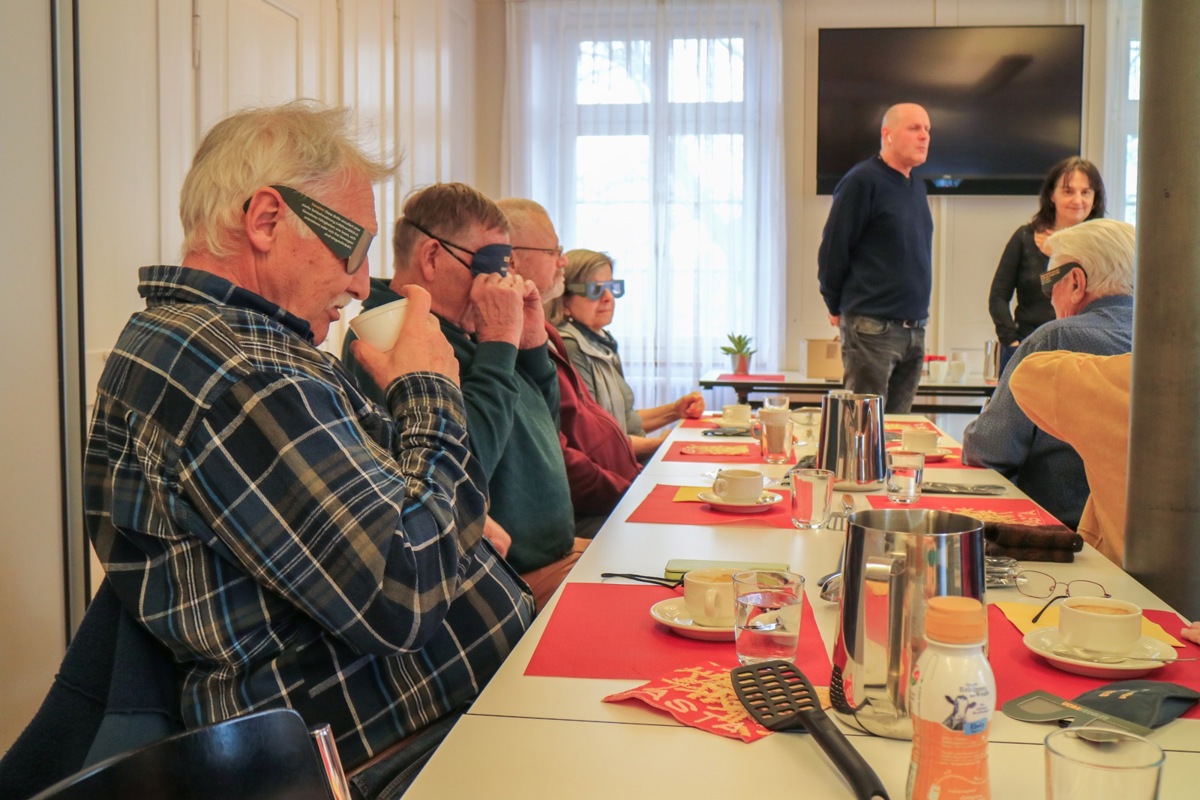 Dank den von Reto Frey (stehend) mitgebrachten Augenmasken konnten die Anwesenden selbst erfahren, wie es ist, nur eingeschränkt zu sehen. Trotz der geschärften Sinne war es schwierig, die richtigen Gewürze zu erraten. 