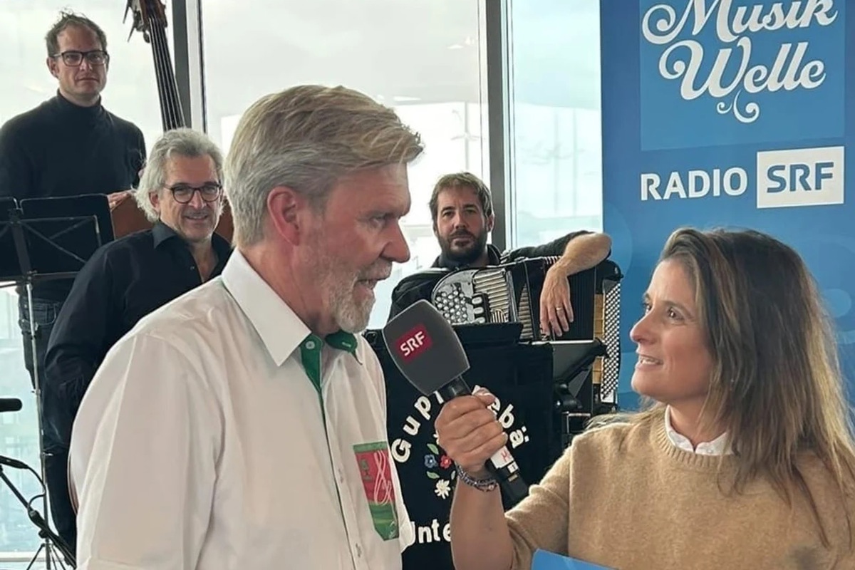Bernhard Siegmann im Gespräch mit Moderatorin Riccarda Trepp, im Hintergrund links Dani Häusler.