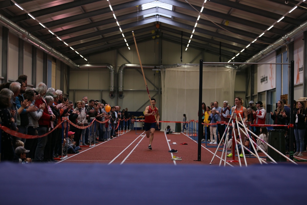 Patrick Schütz nimmt Anlauf bei der Eröffnung des «Athletics-Center». Der blaue Streifen unten ist die Matte.