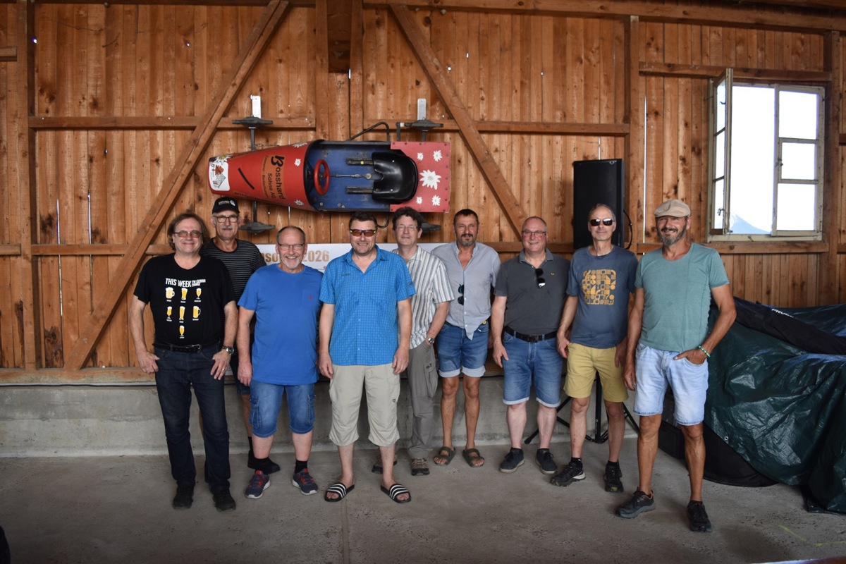 Sie stiegen nach 50 Jahren nochmals in die Seifenkiste: (von links) Peter Monsch, Moritz Baur, Andi Ogg, Ruedi Sennhauser, Sergio Stocker, Stephan Weilenmann, Marcel Fehr, Ernst Staub, Markus Weilenmann.