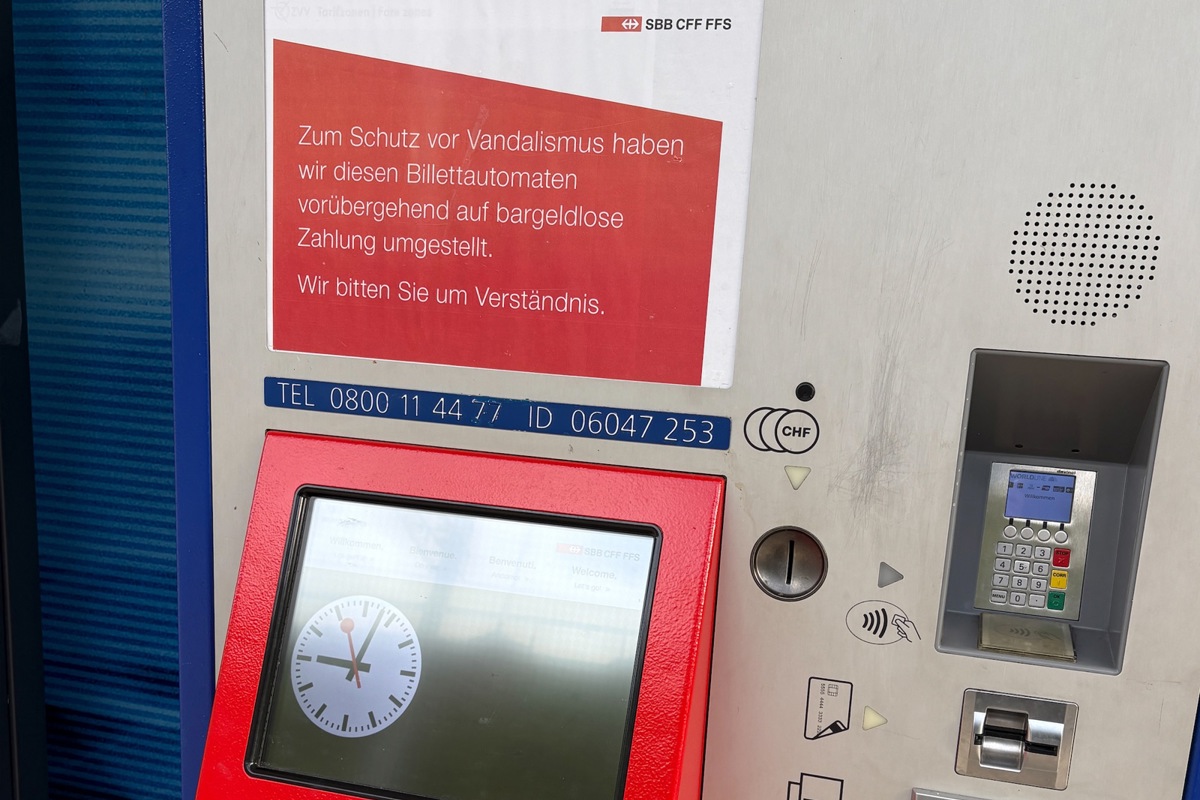 An einigen Billettautomaten kann zurzeit nur mit Karte bezahlt werden.