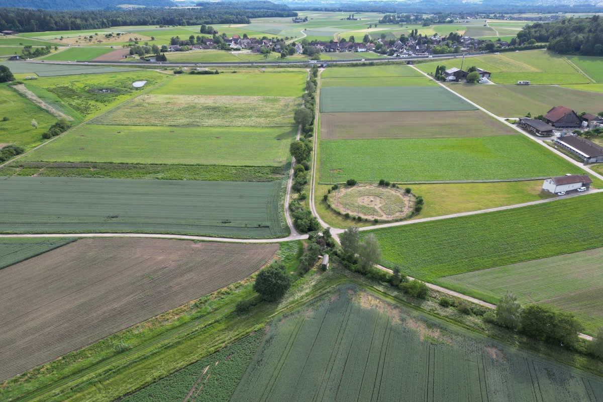 Oerlingen (im Hintergrund) mit dem Flachmoor Oerlingerried, im Bild links neben dem Mederbach. Die Parzelle 3620 gehört der Gemeinde. Und was ist der Kreis mit den Antennen bei der Kreuzung der Flurwege? «Wir können Ihnen tatsächlich bestätigen, dass es sich um eine Anlage des VBS handelt. Leider können wir jedoch keine Details dazu preisgeben», sagt VBS-Sprecherin Rebecca Holzer auf Anfrage.