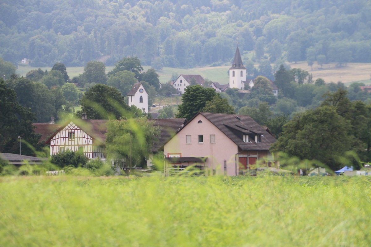 Von der Ellikerstrasse her sieht man die Türme der Kirchen Flaach und Berg am Irchel nahe beieinander. Würde eine aufgegeben