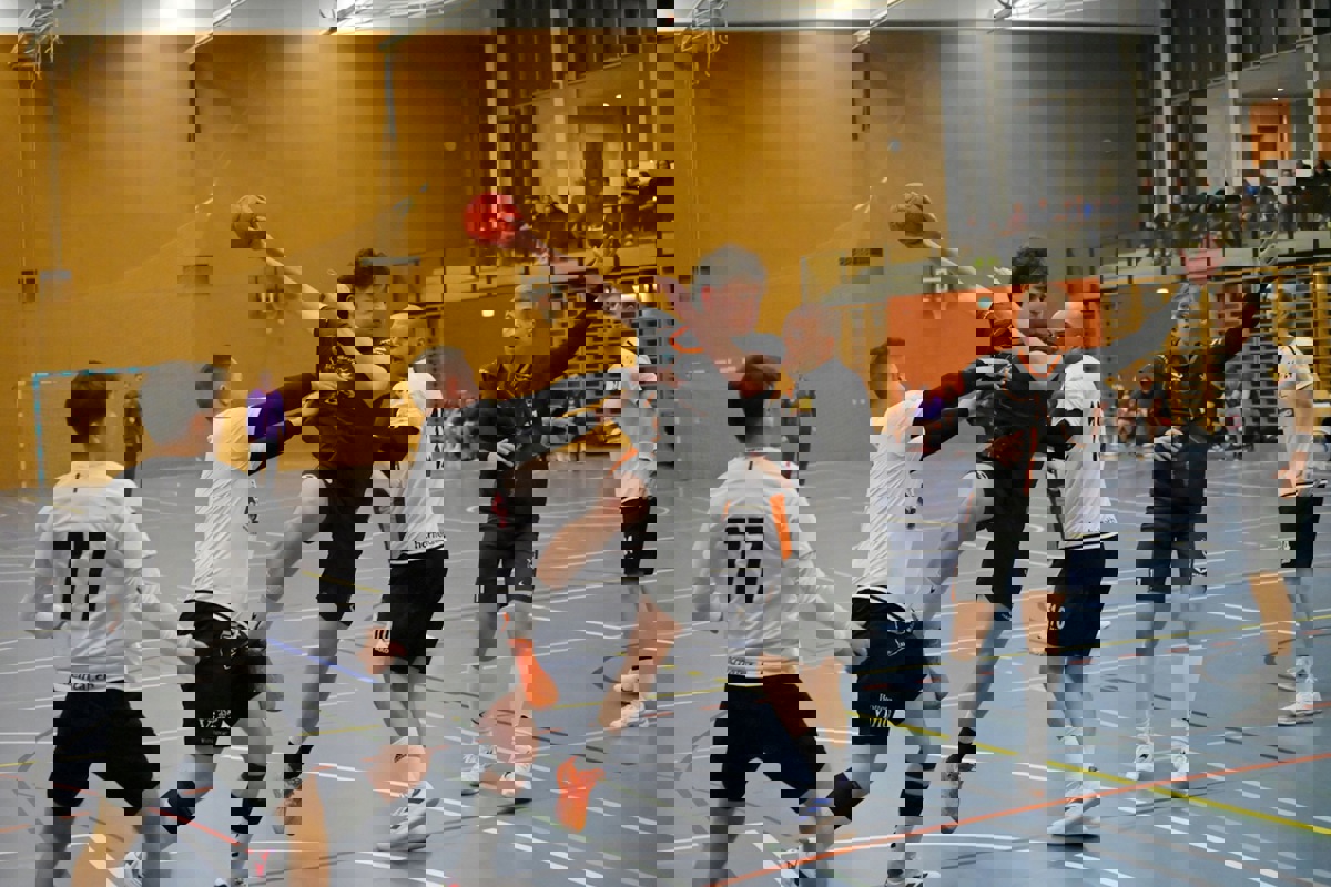 Der HC Andelfingen (hier in Schwarz) bewahrt seine Chancen auf den Gruppensieg.