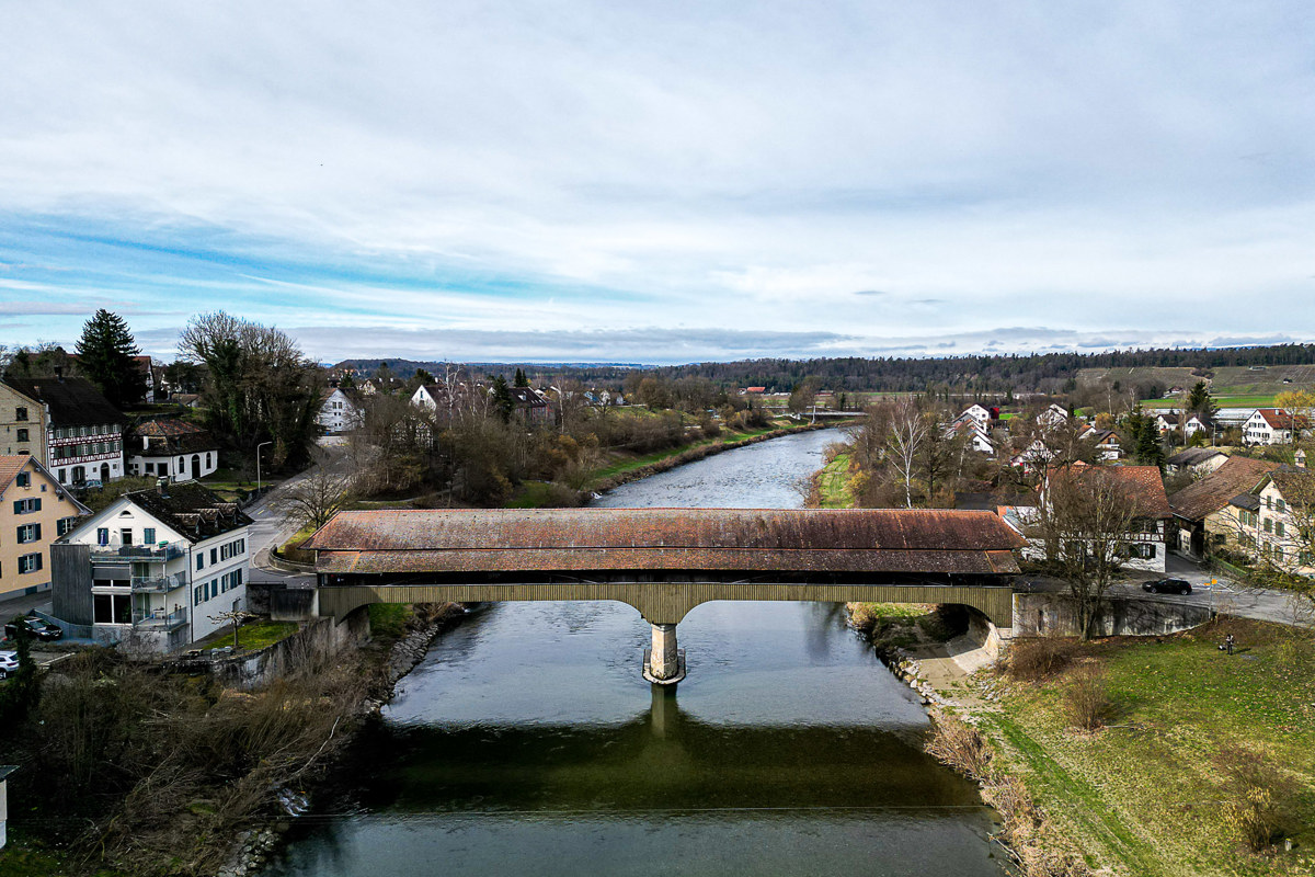 Die Thurbrücke im Februar 2024 – längst ist das Bauwerk zum Wahrzeichen der Region geworden. Dem Kleinandelfinger Herbstfest diente sie 2002 als Sujet.