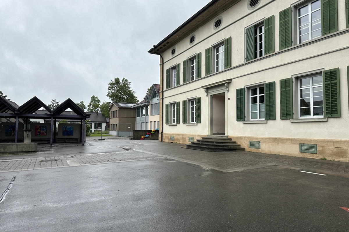 An der Primarschule sind drei bauliche Welten durch Passerellen miteinander verbunden: rechts das Schulhaus von 1868