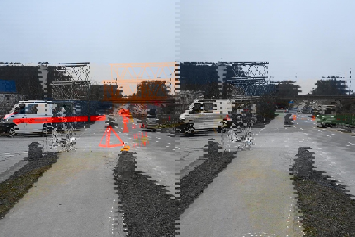 Einlenker Heuweg mit Findlingen.