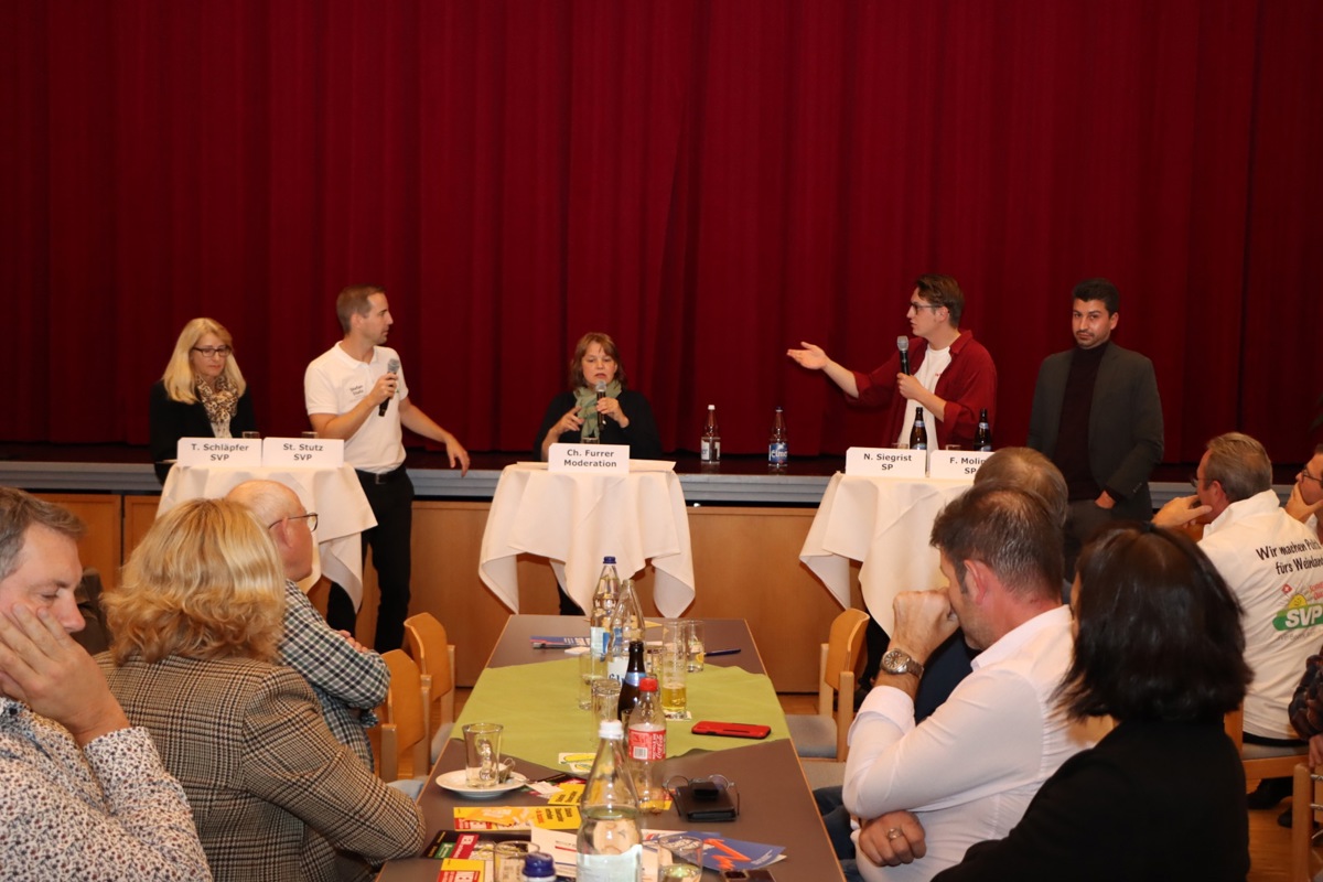 Über die nationale Klimapolitik-Initative diskutierten (von links) für die SVP die Nationalrätin Therese Schläpfer (Hagenbuch) und Bezirksparteipräsident Stefan Stutz (Trüllikon), Moderatorin Christina Furrer und seitens der SP Kantonsrat Nicola Siegrist und Nationalrat Fabian Molina (beide Zürich).