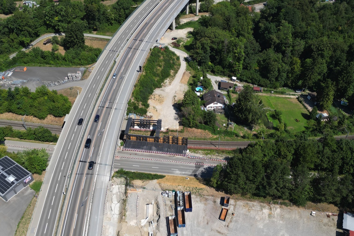 Nun ist klar, wer die 423 Meter lange neue Brücke über die Thur baut. Im Gleisbereich wurden Vorbereitungsarbeiten bereits ausgeführt. Klicken Sie auf das Bild für die Vollansicht.