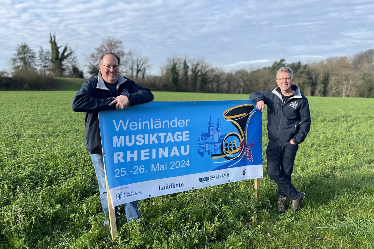 Vereinspräsident Stephan Aregger (l.) und OK-Präsident Werner Senn freuen sich auf die Weinländer Musiktage. Das Bild täuscht: Der Festplatz ist mitten im Ort.