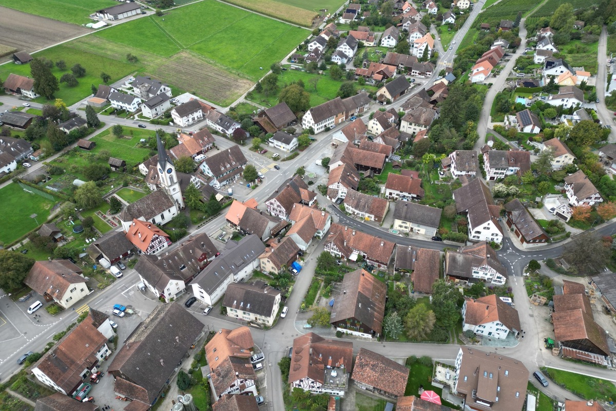 Gut drei Viertel von Benken könnten künftig aus Tempo-30-Zonen bestehen. Nicht davon betroffen wäre einzig der Teil oben rechts im Bild zwischen der Haarengasse (neu asphaltiert und bemalt) und der Landstrasse. Auf Letzterer wäre aus Sicht der Gemeinde ein zusätzlicher Fussgängerstreifen beim Dorfladen (rechts neben der Kirche) wünschenswert.