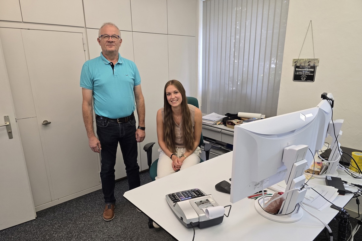 Noch arbeiten sie gemeinsam: Der bisherige Steueramtsleiter Andreas Imholz (links) übergibt die Leitung an Anja Peter, die heute ihre neue Stelle antritt.