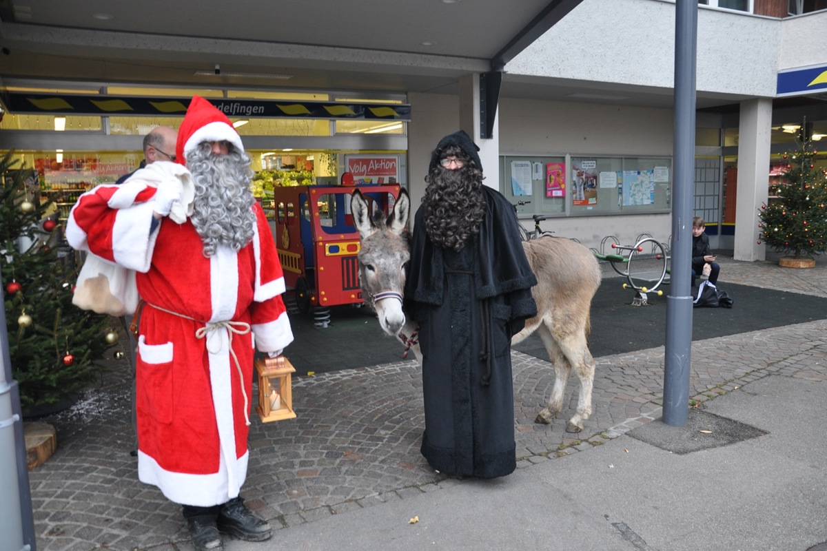 Auch wenn er sich hier etwas hinter dem Schmutzli versteckt: Der Esel ist der heimliche Star am Samichlaustag.