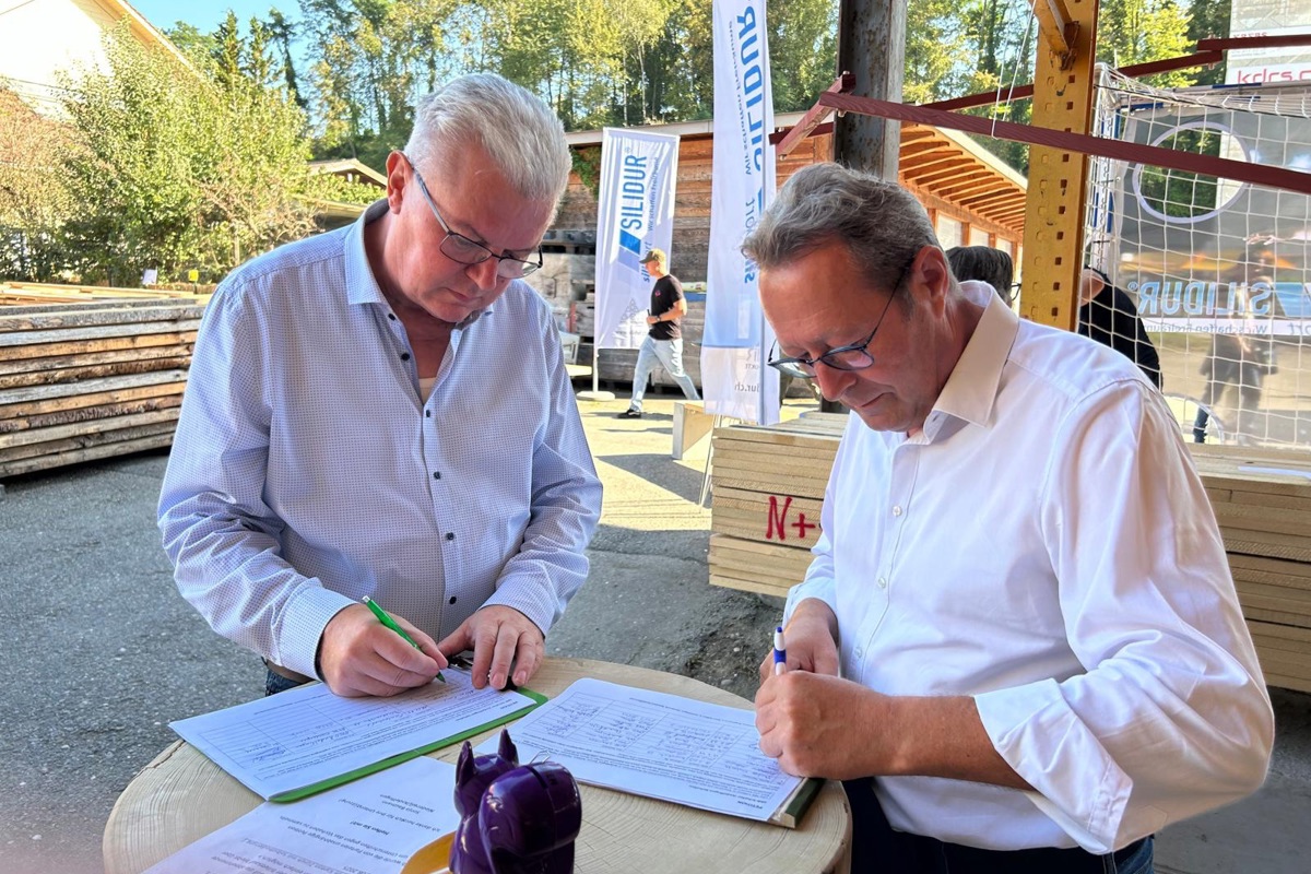 Die Kantonsräte Martin Farner (FDP, links im Bild) und Paul Mayer (SVP) unterschrieben an der Wylandmäss die schliesslich gescheiterte Petition von Sonja Baumann zum Erhalt des Bahnschalters in Andelfingen.