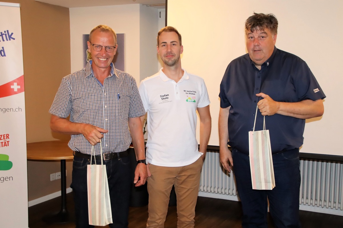 Andreas Buri (links), SVP-Bezirkspräsident Stefan Stutz und Ferdi Hodel. 