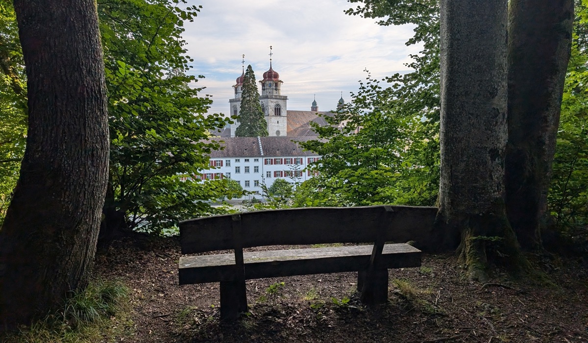 7_ich-komme-an-weiteren-aussichtspunkten-vorbei-die-vom-blick-auf-die-suedfassade-des-klosters-dominiert-werden.jpg