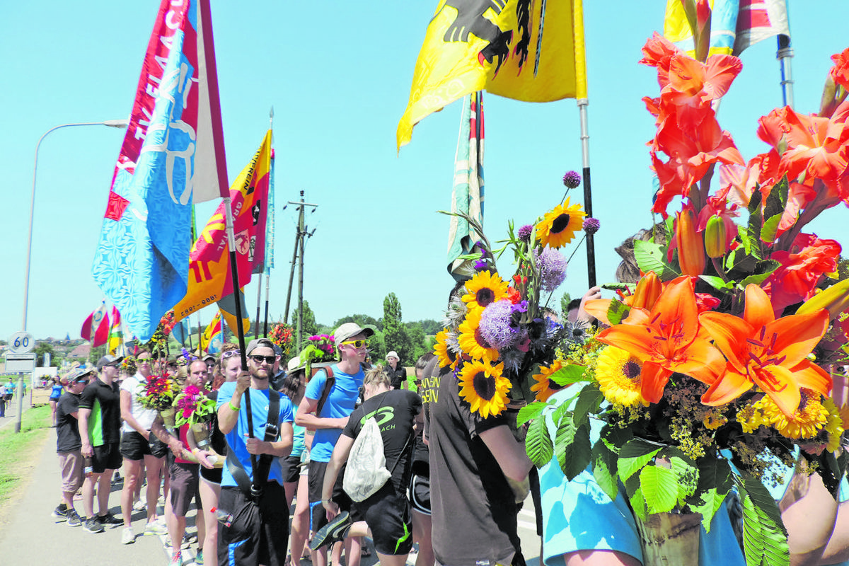 Insgesamt nahmen weit über 6000 Athleten am Regionalturnfest in Dinhard teil. Am abschliessenden Fahnenmarsch präsentierten die Turner ihre Vereinsbanner.