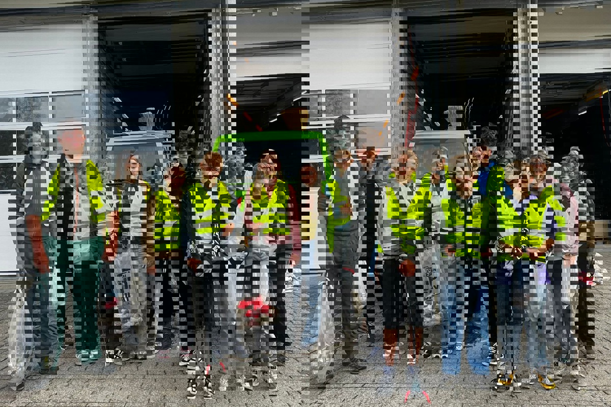 Eine der acht Gruppen mit ihren vollen Abfallsäcken. 