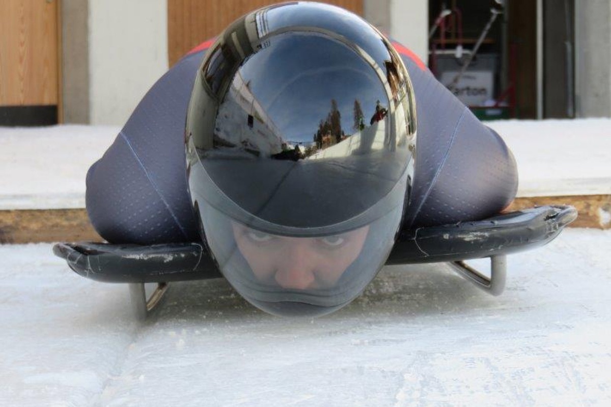 Kopfvoran und mit dem Helm knapp über dem Boden – so donnert Estelle Solène Hari den Eiskanal hinunter.